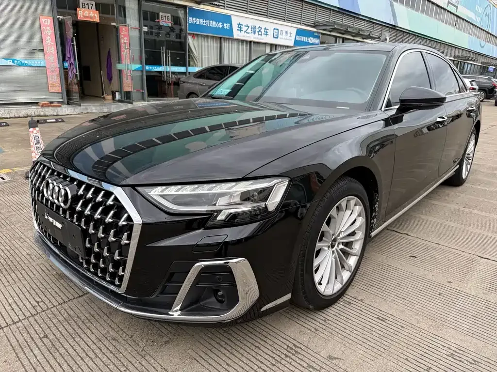Audi A8 — фото 1