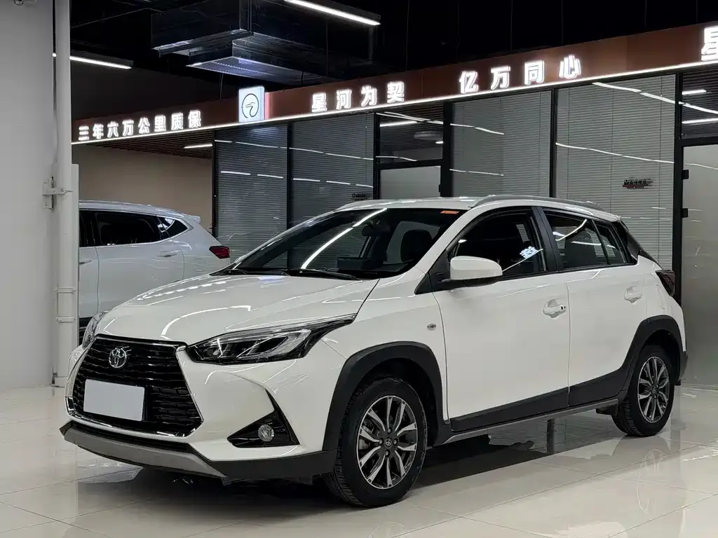 Toyota Yaris L — фото 1