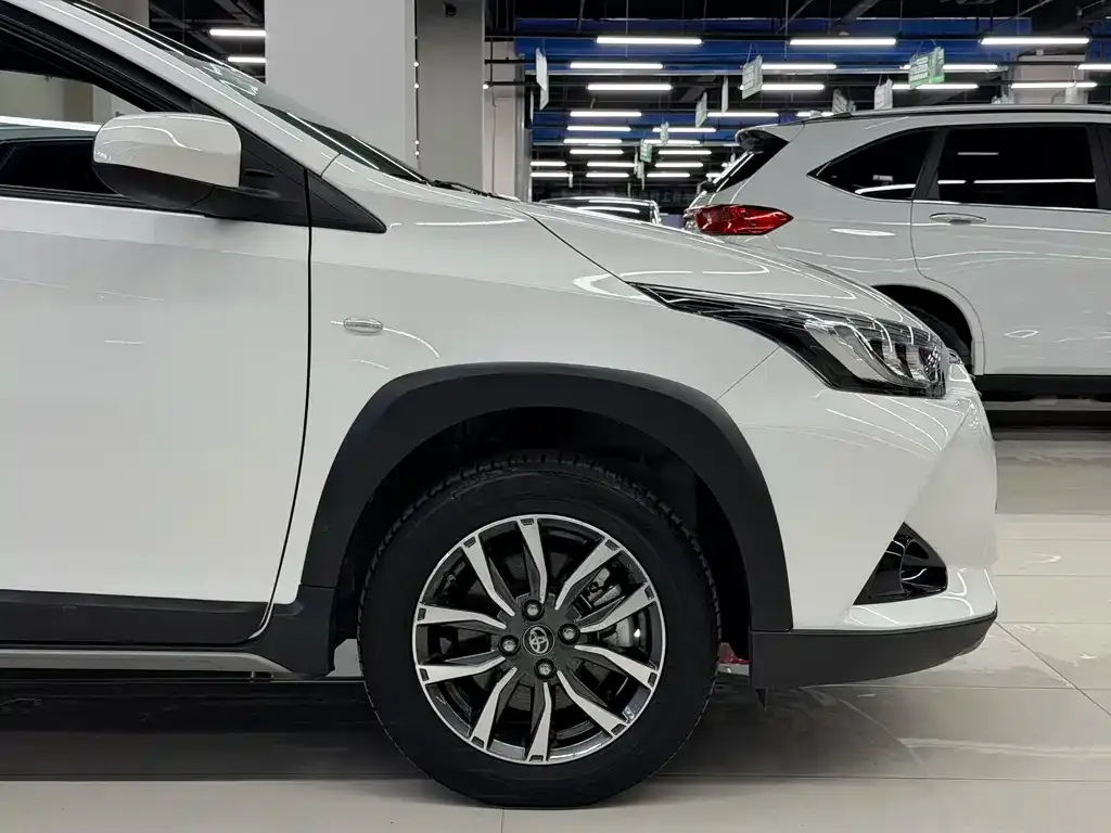 Toyota Yaris L — фото 4