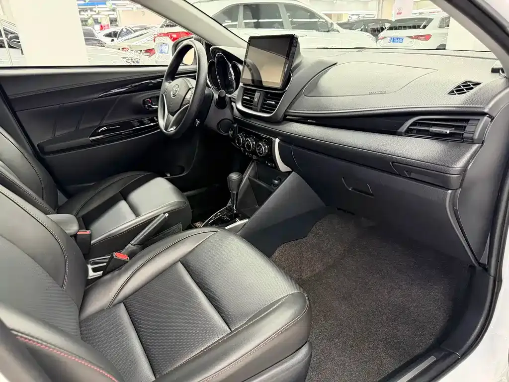 Toyota Yaris L — фото 10