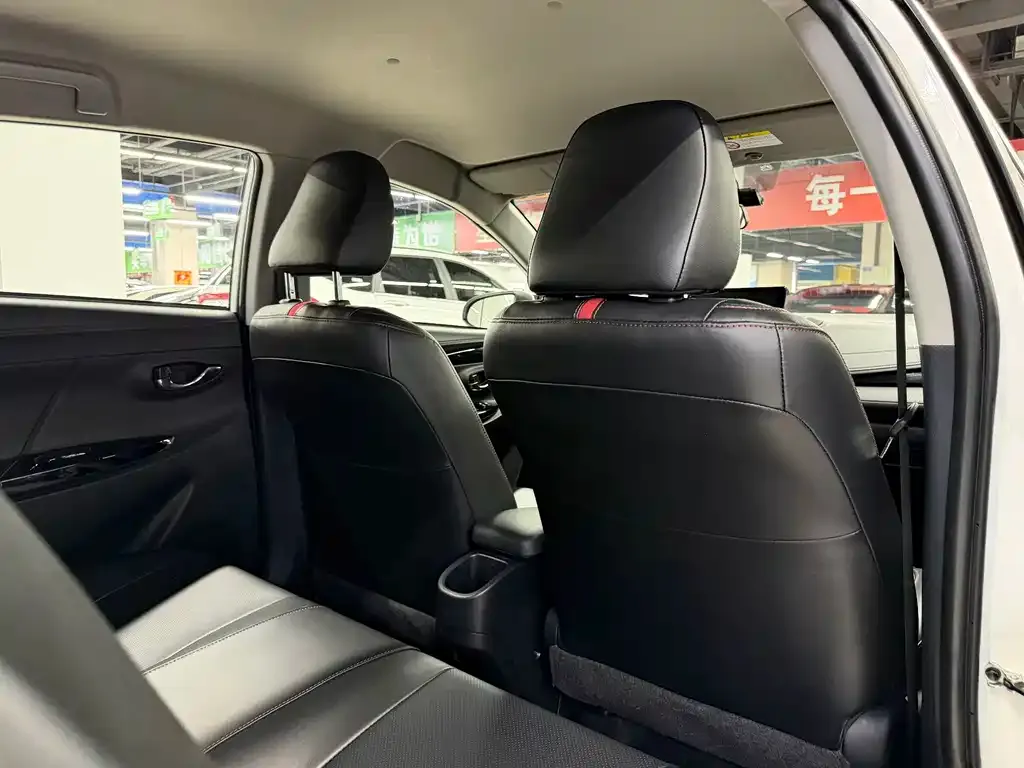 Toyota Yaris L — фото 2