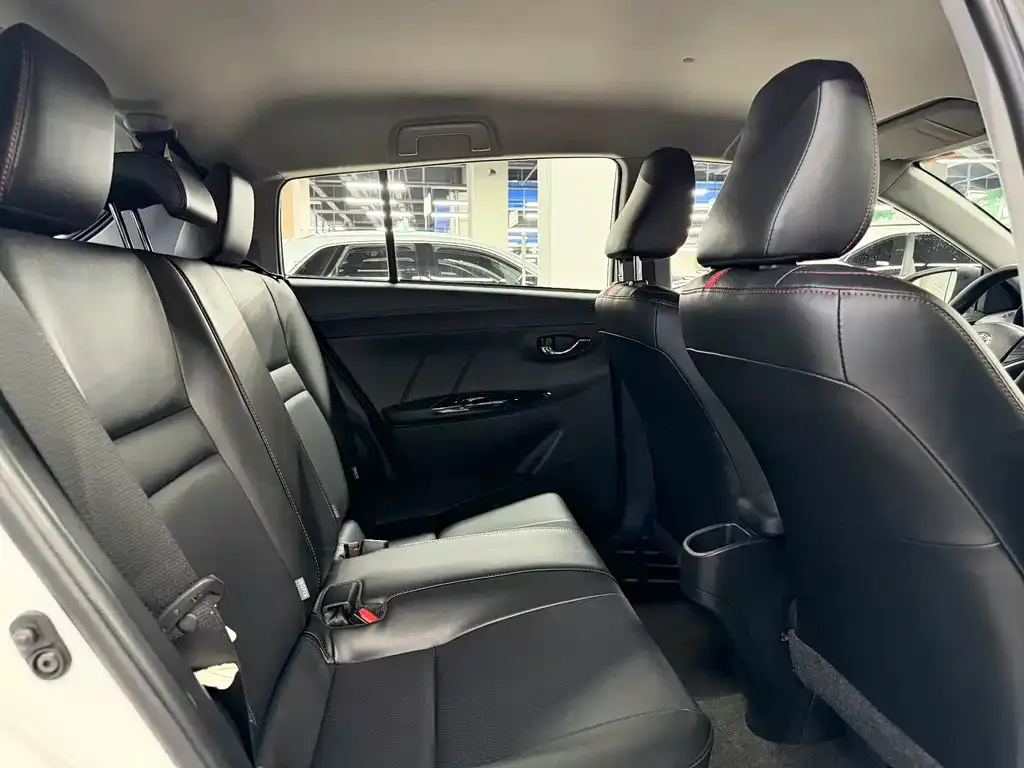 Toyota Yaris L — фото 3