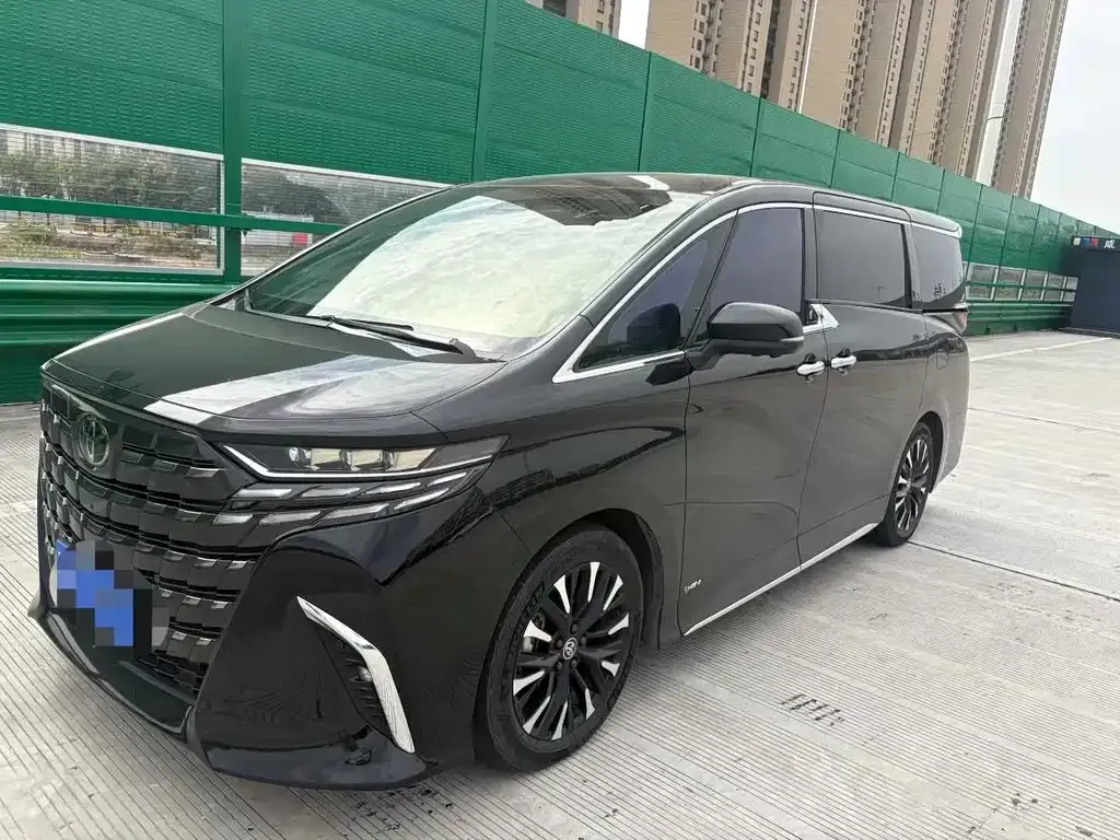Toyota Alphard — фото 1
