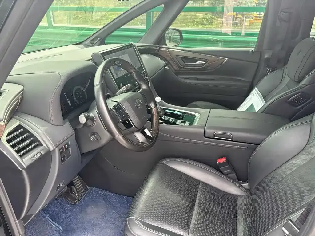 Toyota Alphard — фото 2