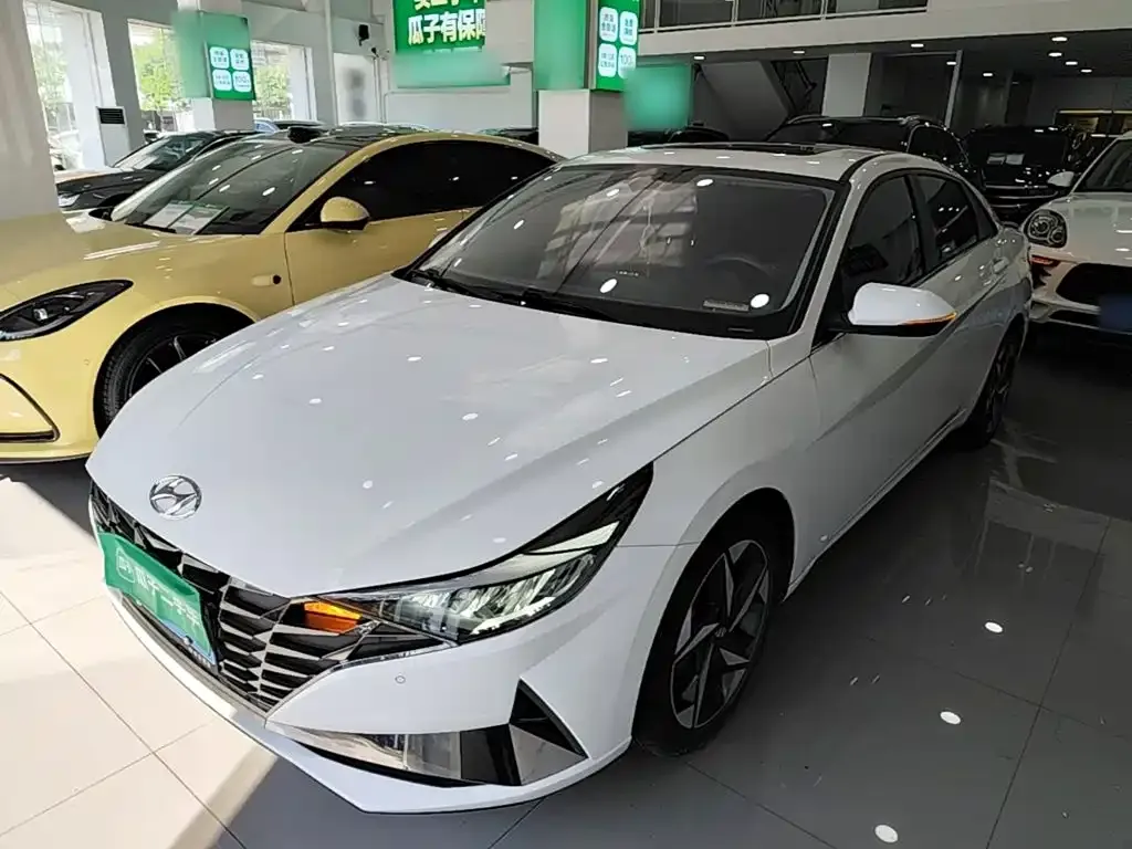 Hyundai Elantra — фото 1