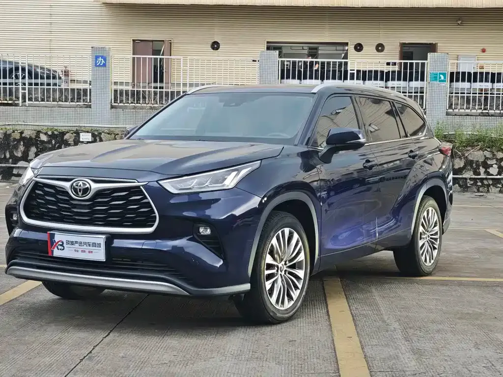 Toyota Highlander — фото 1