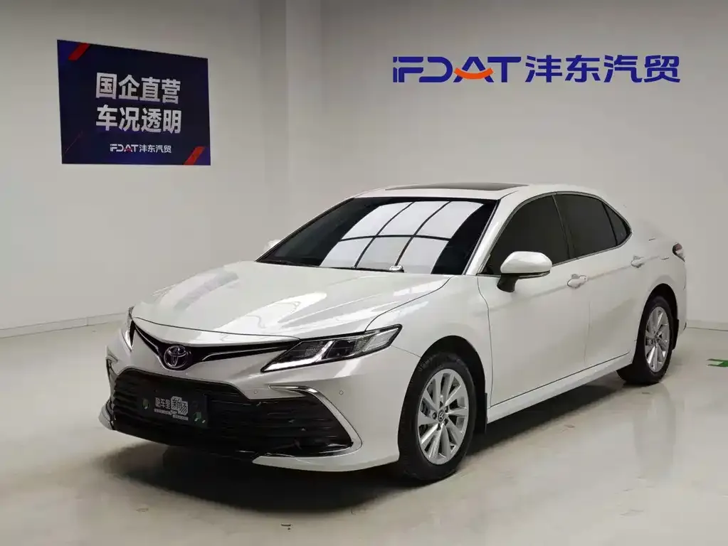 Toyota Camry — фото 1