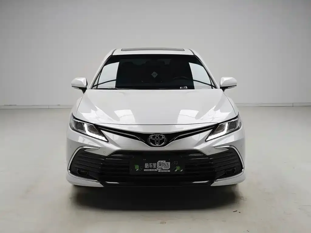 Toyota Camry — фото 10