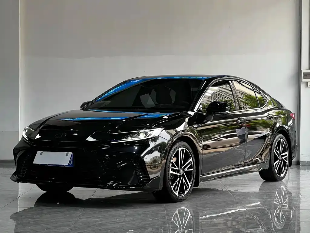 Toyota Camry — фото 1
