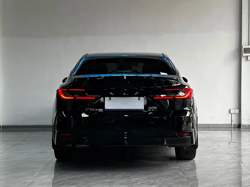Toyota Camry — фото 2