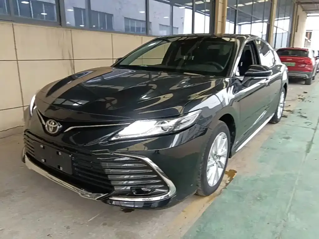 Toyota Camry — фото 1