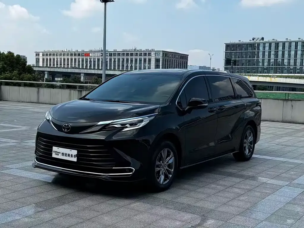 Toyota Sienna — фото 1