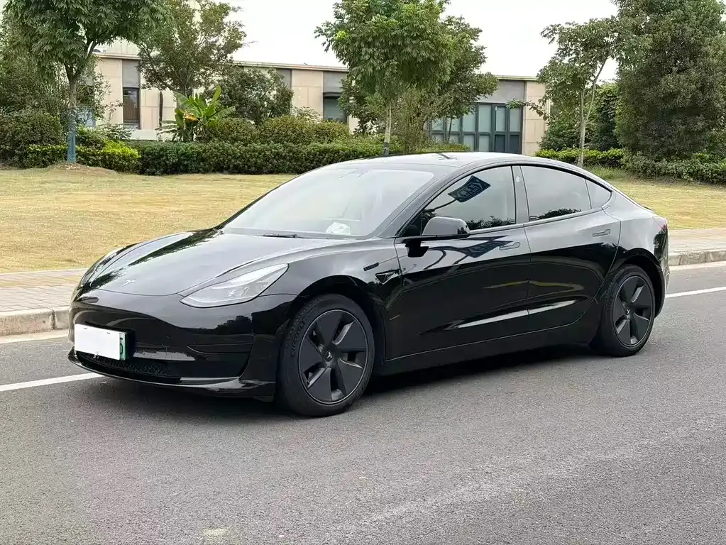 Tesla Model 3 — фото 1