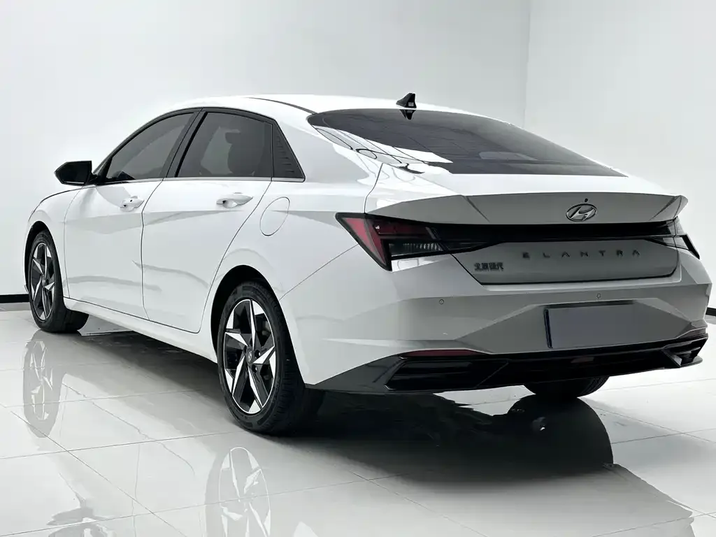 Hyundai Elantra — фото 5