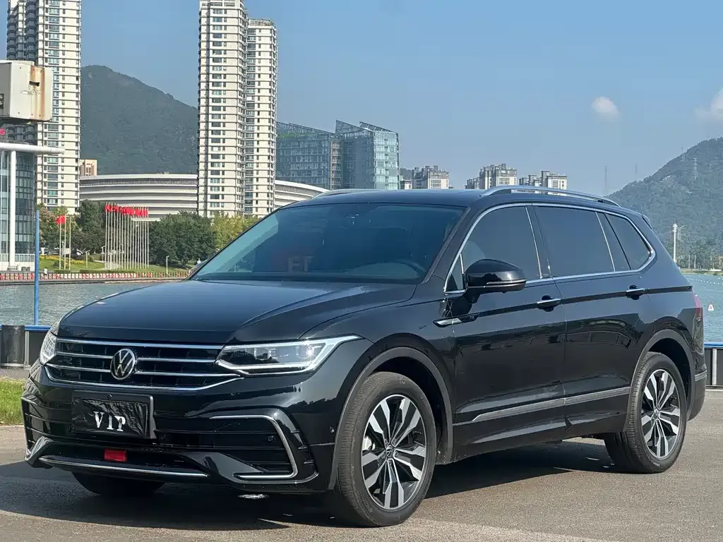 Volkswagen Tiguan L — фото 1