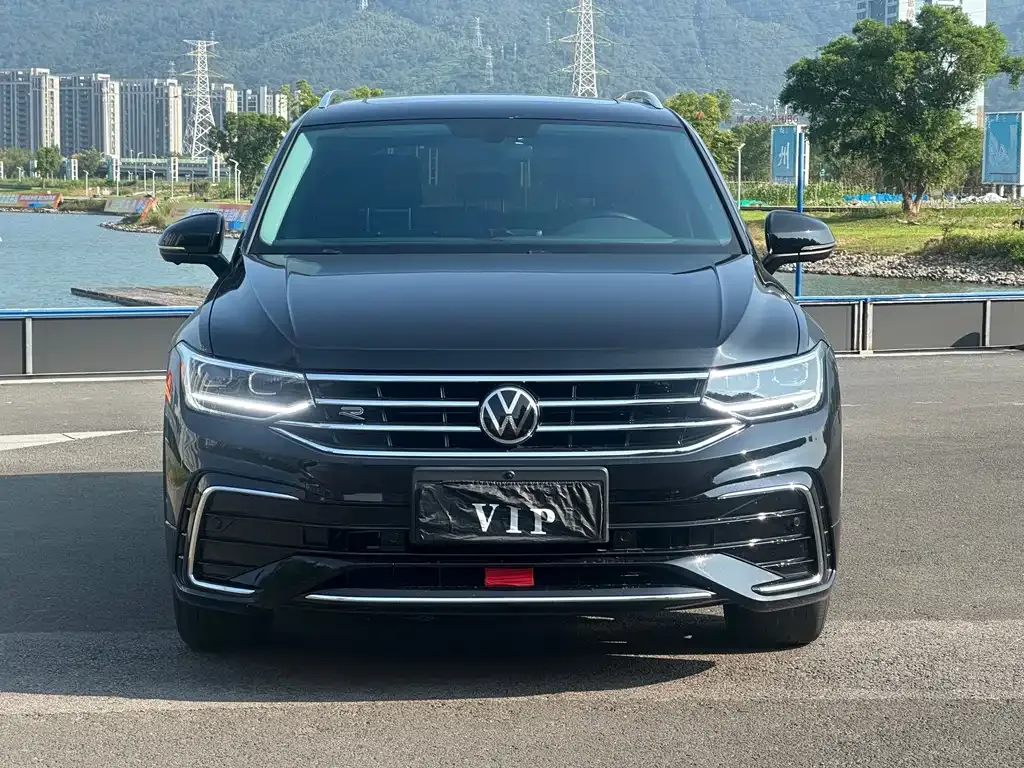 Volkswagen Tiguan L — фото 10