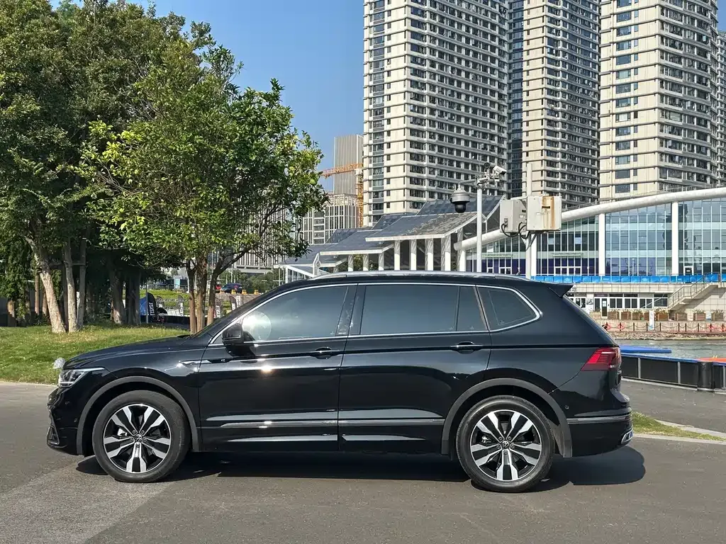 Volkswagen Tiguan L — фото 9