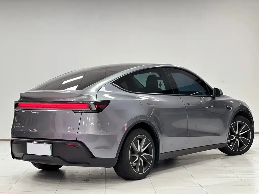 Tesla Model Y — фото 10