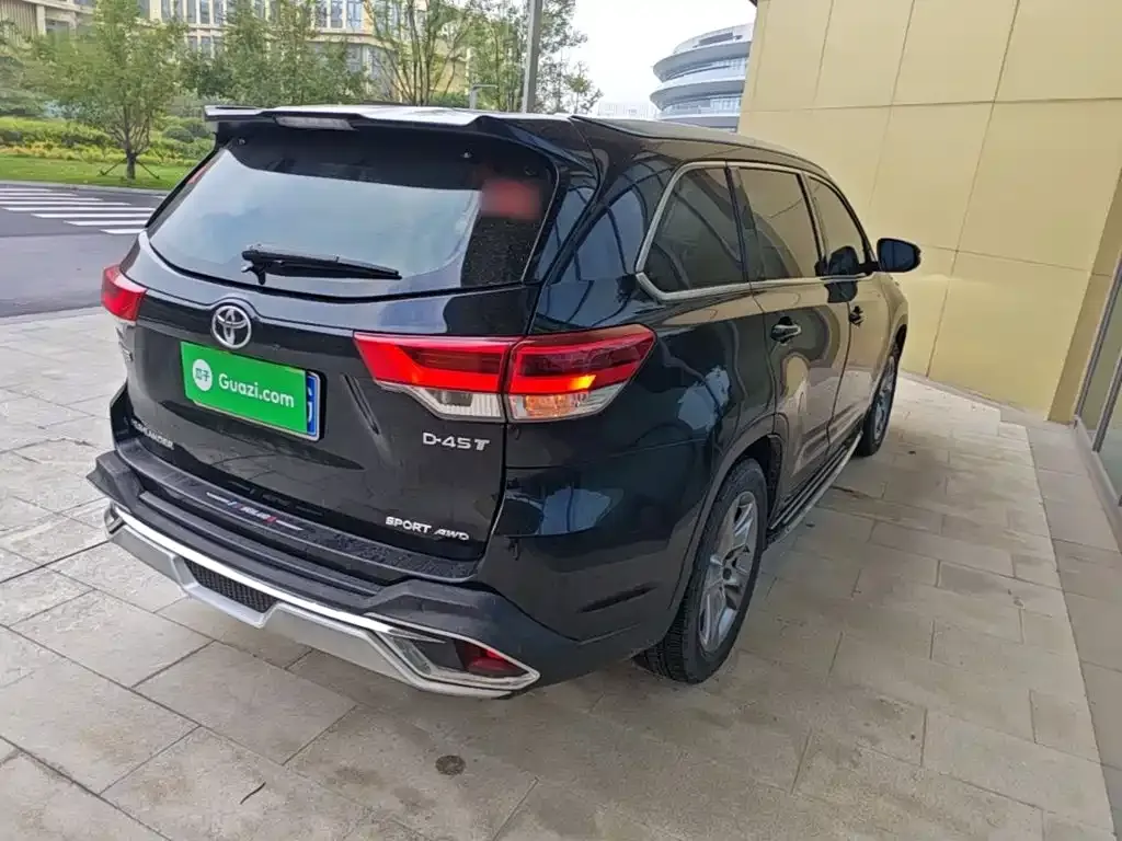 Toyota Highlander — фото 1
