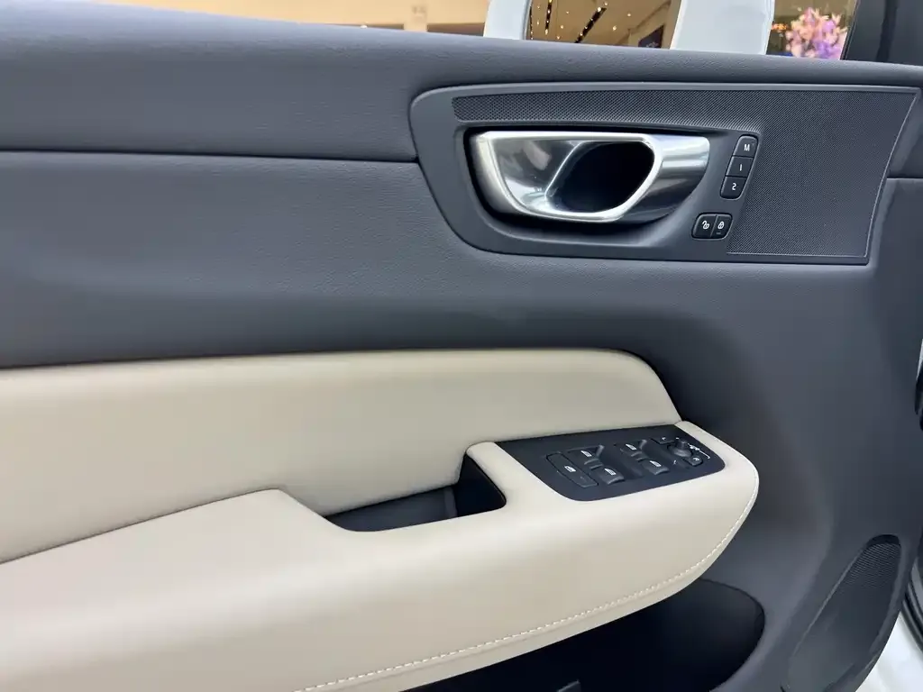 Volvo XC60 — фото 10