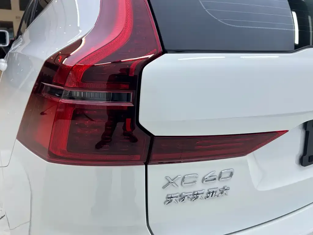 Volvo XC60 — фото 9