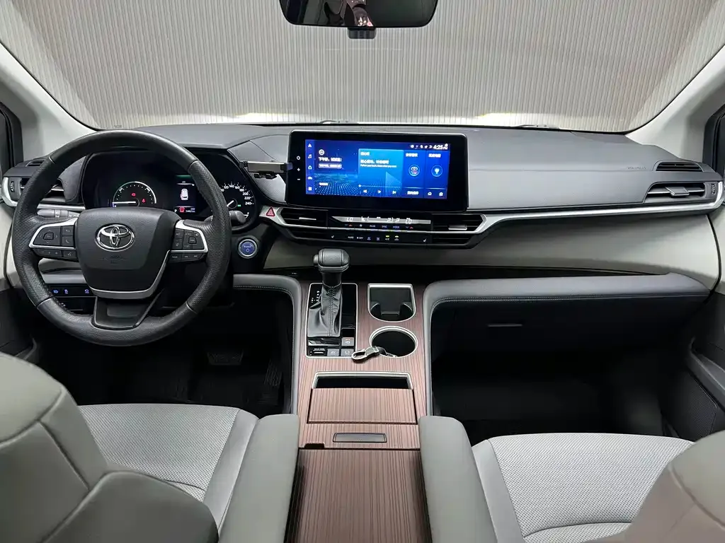 Toyota Granvia — фото 3