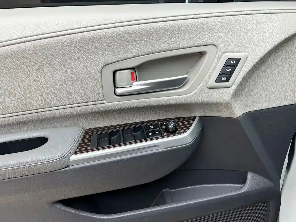 Toyota Granvia — фото 5
