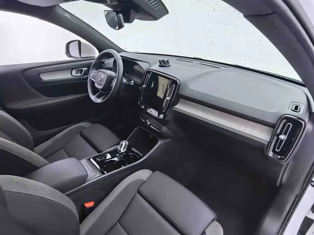 Volvo XC40 — фото 9