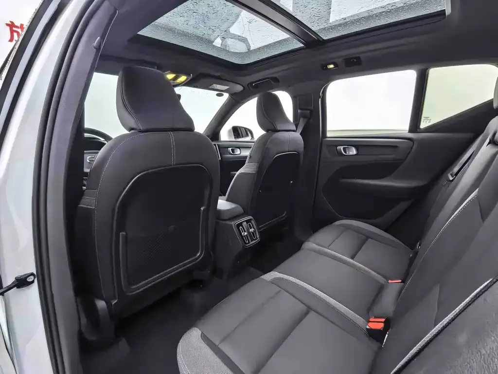 Volvo XC40 — фото 10