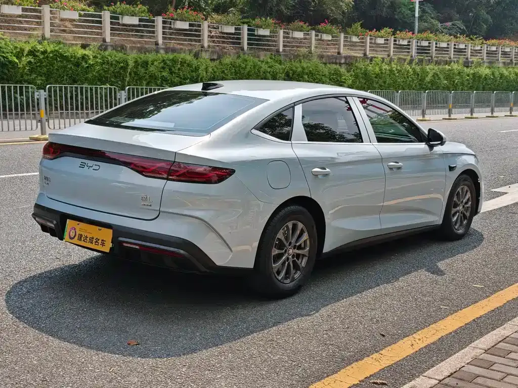 BYD Qin L — фото 9