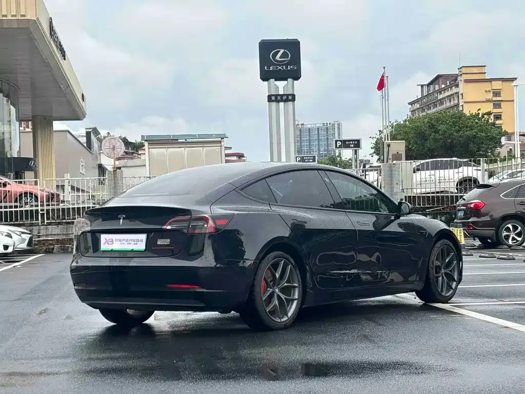 Tesla Model 3 — фото 10