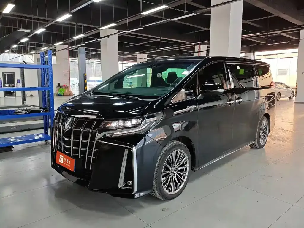 Toyota Alphard — фото 1