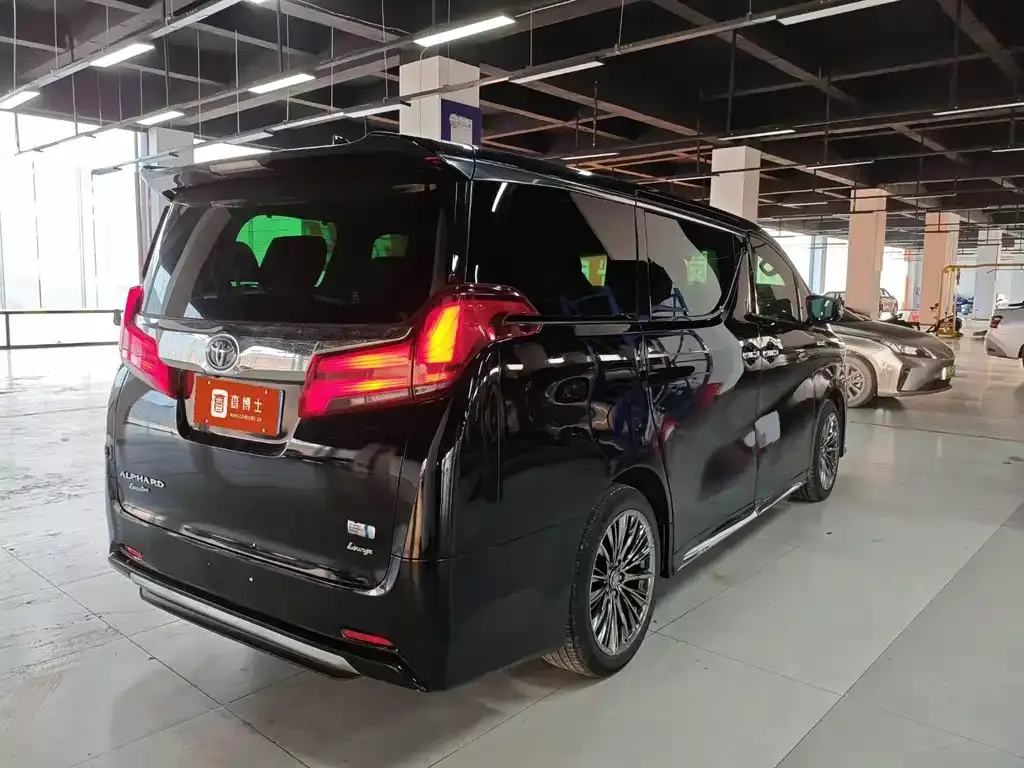 Toyota Alphard — фото 3