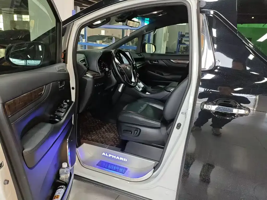 Toyota Alphard — фото 4