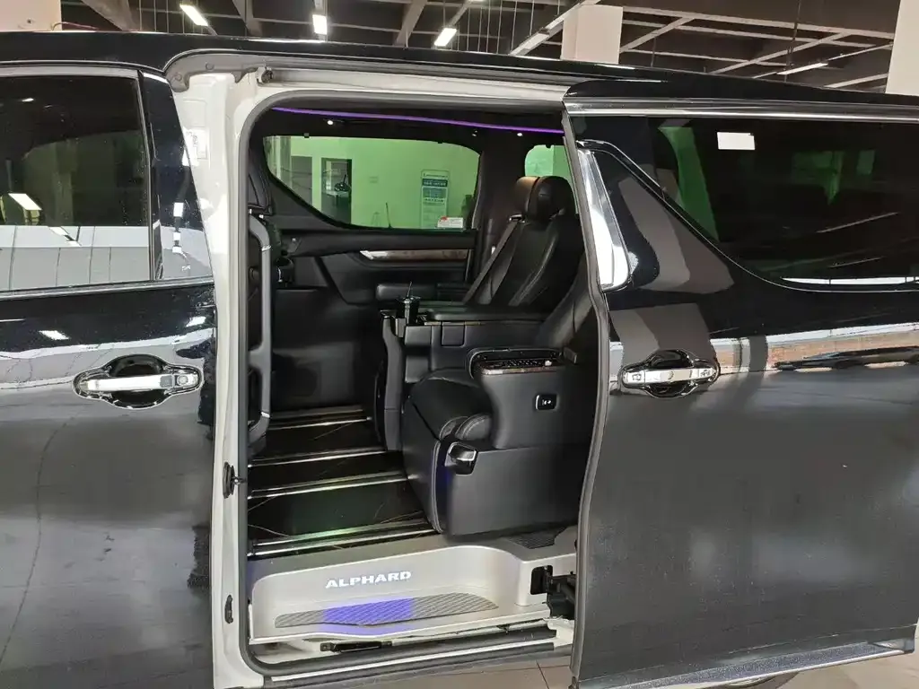 Toyota Alphard — фото 2