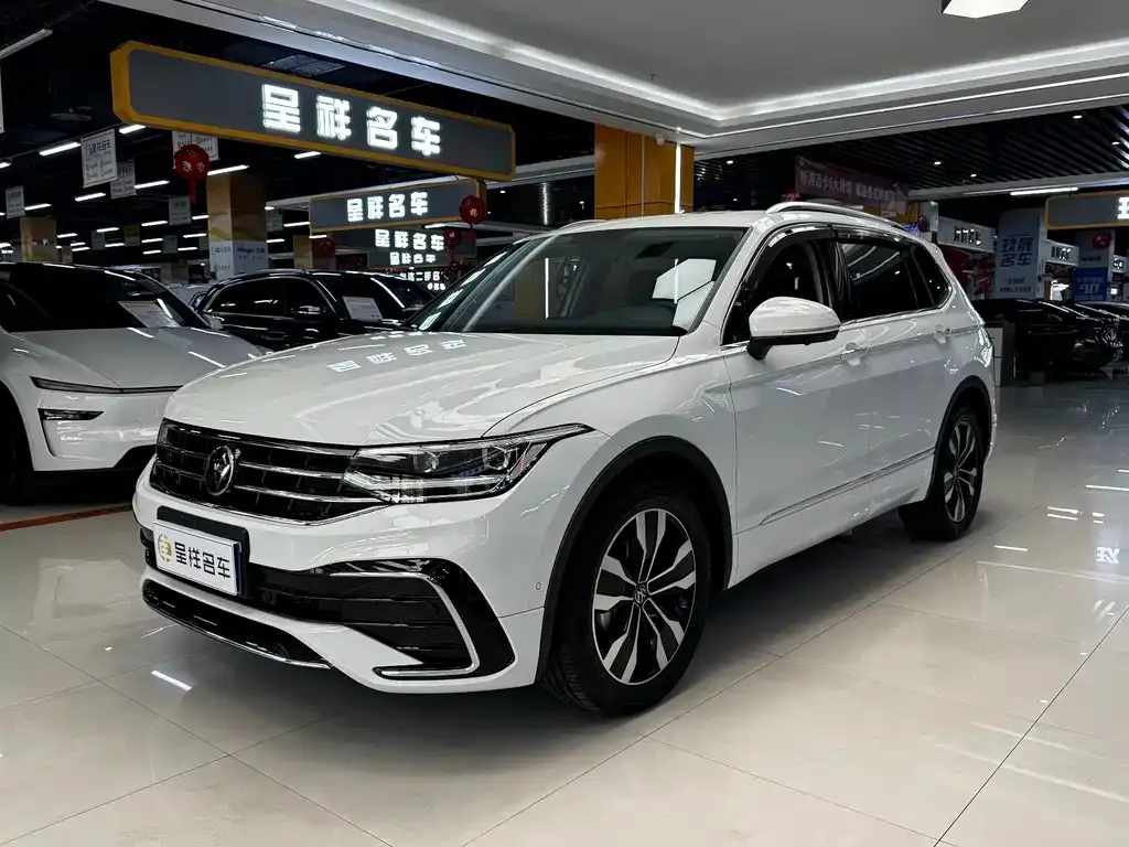 Volkswagen Tiguan L — фото 1