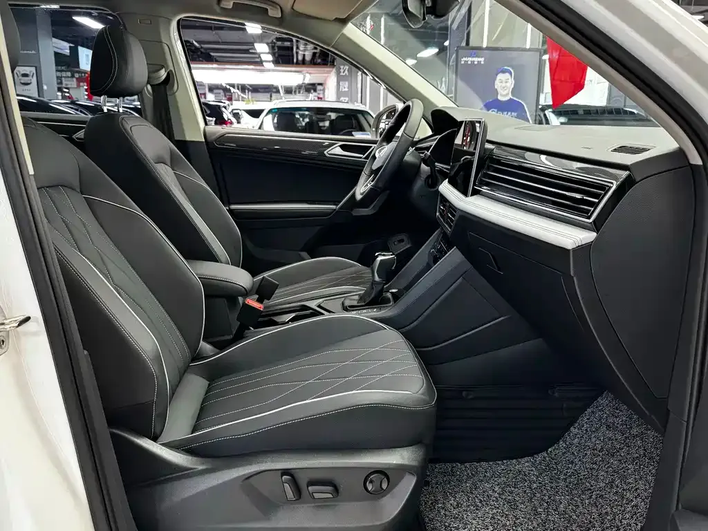 Volkswagen Tiguan L — фото 9