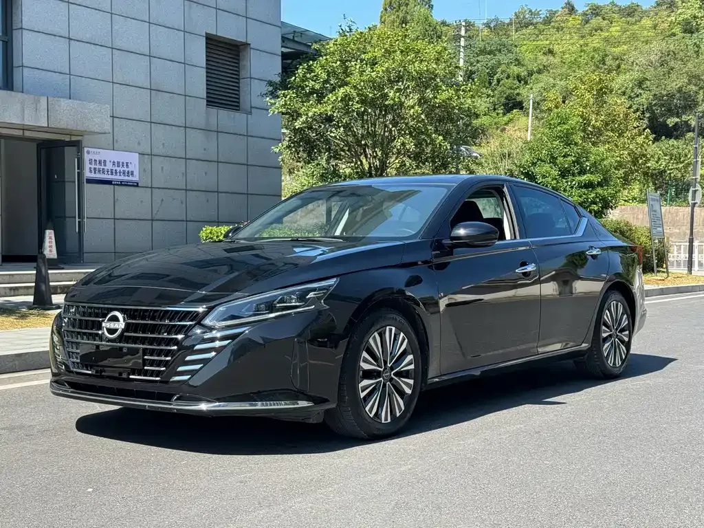Nissan Teana — фото 1