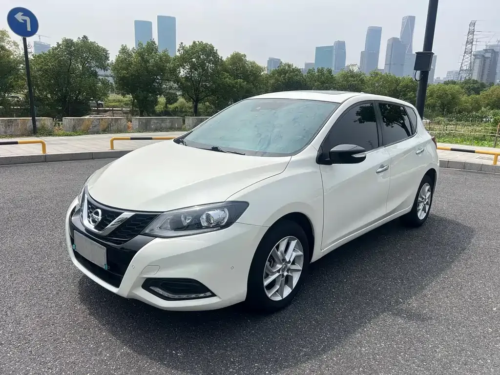 Nissan Tiida — фото 1