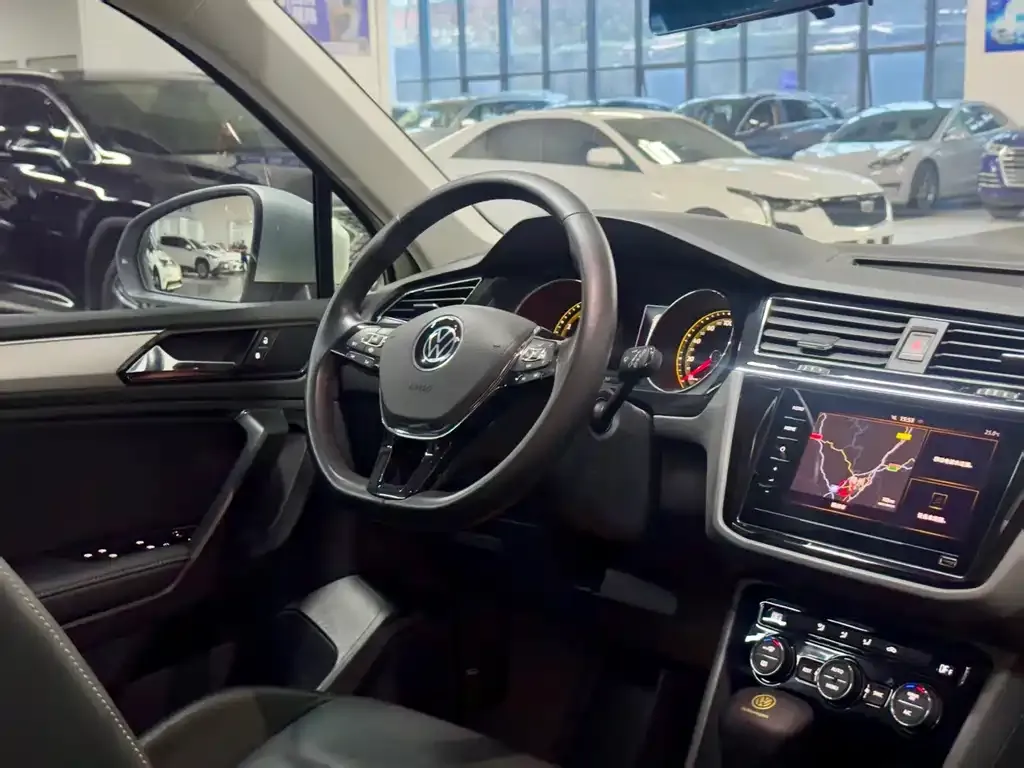 Volkswagen Tiguan L — фото 9