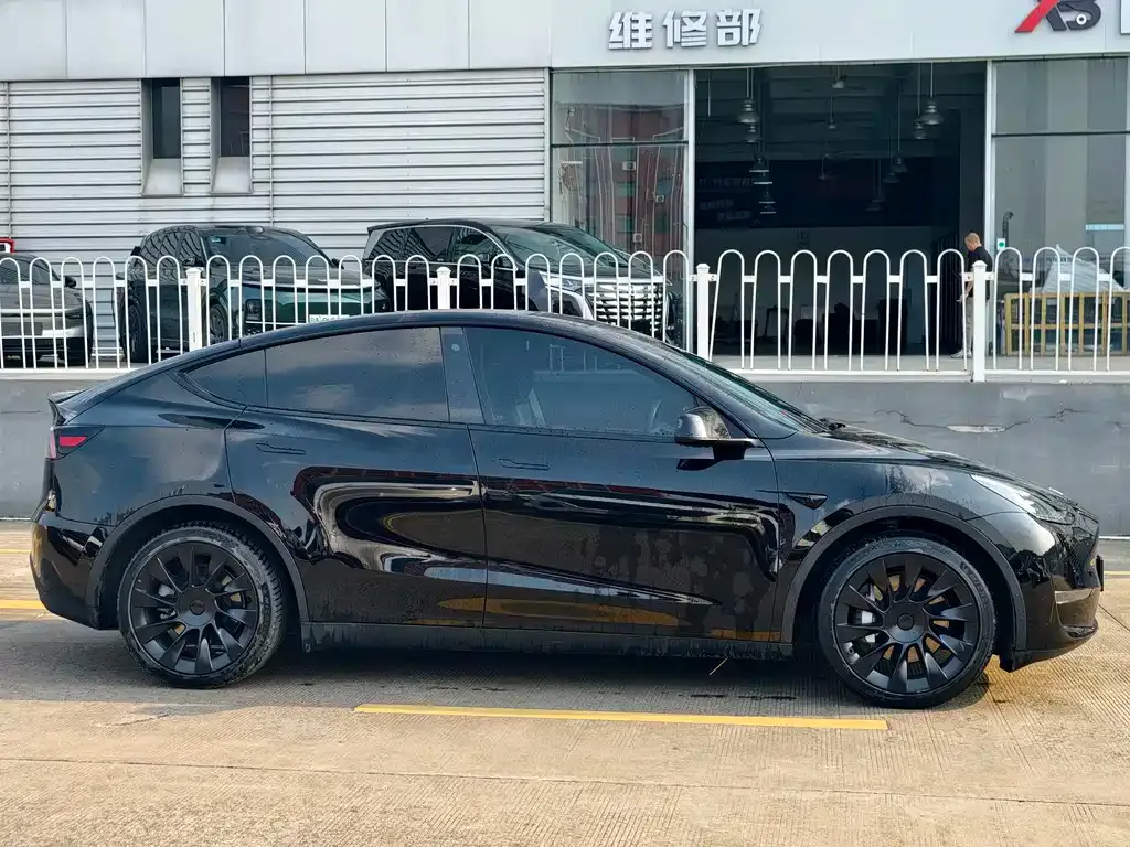 Tesla Model Y — фото 6