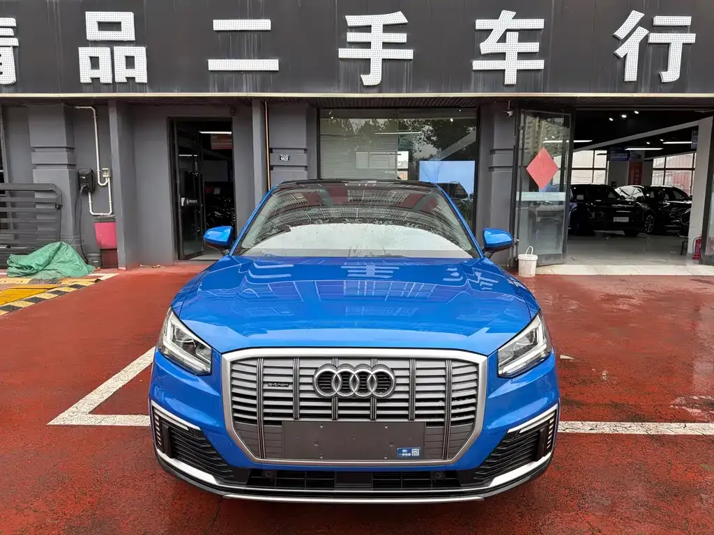 Audi Q2L e-tron — фото 1