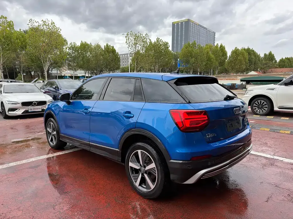 Audi Q2L e-tron — фото 3