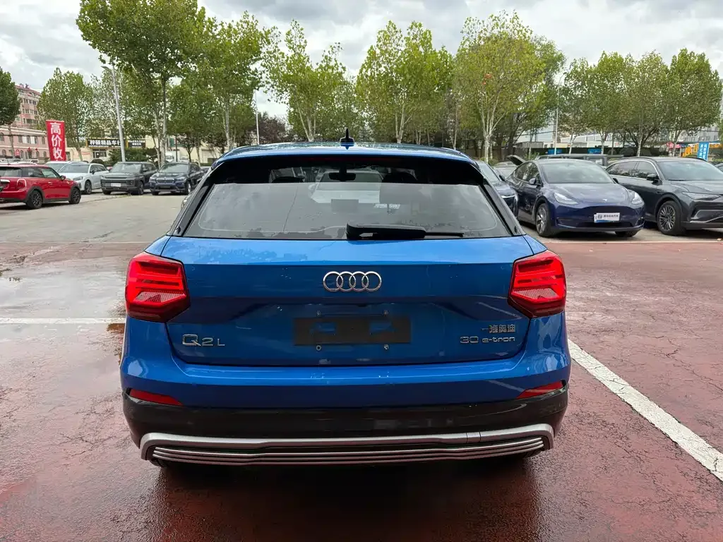 Audi Q2L e-tron — фото 9