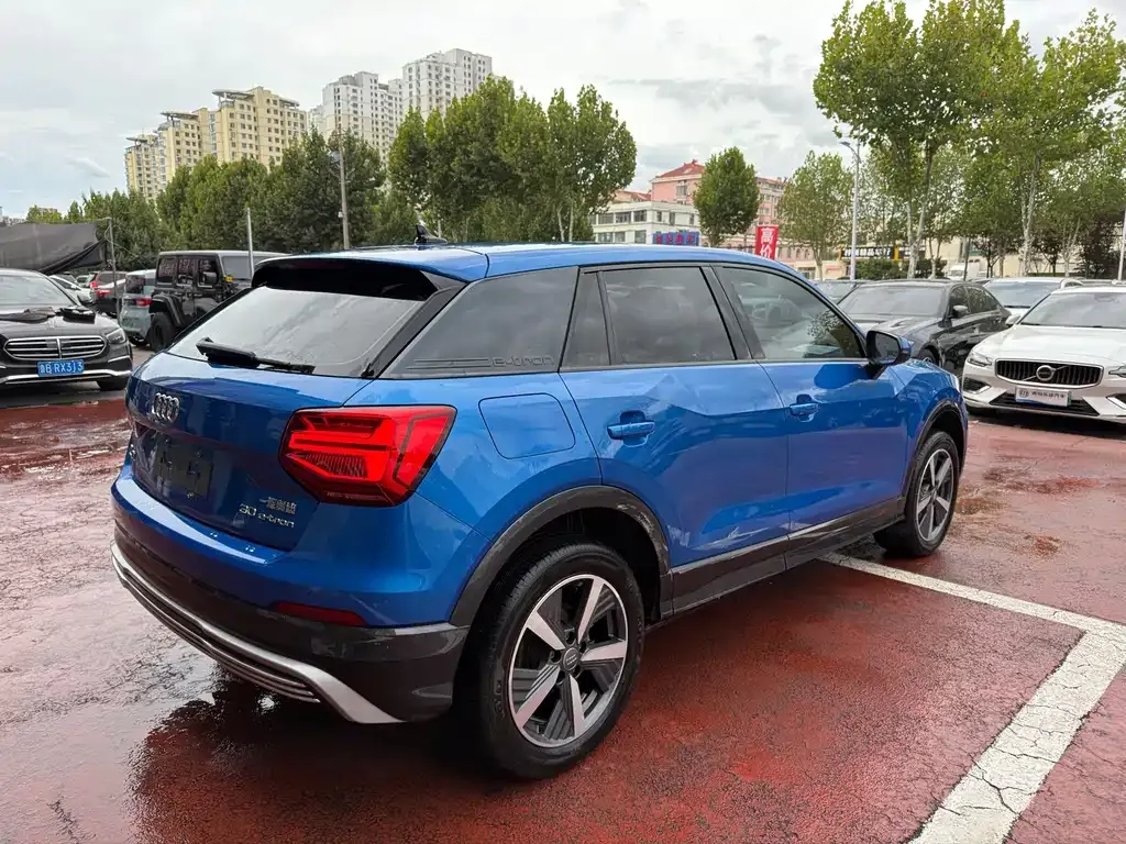 Audi Q2L e-tron — фото 10