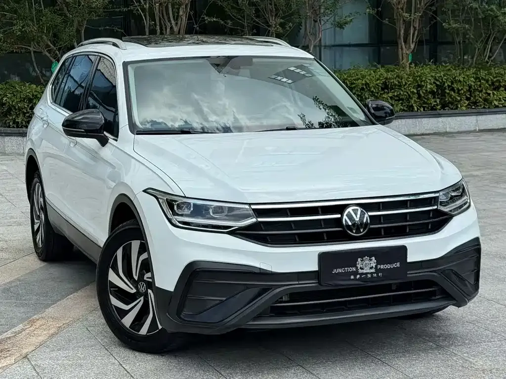 Volkswagen Tiguan L — фото 1
