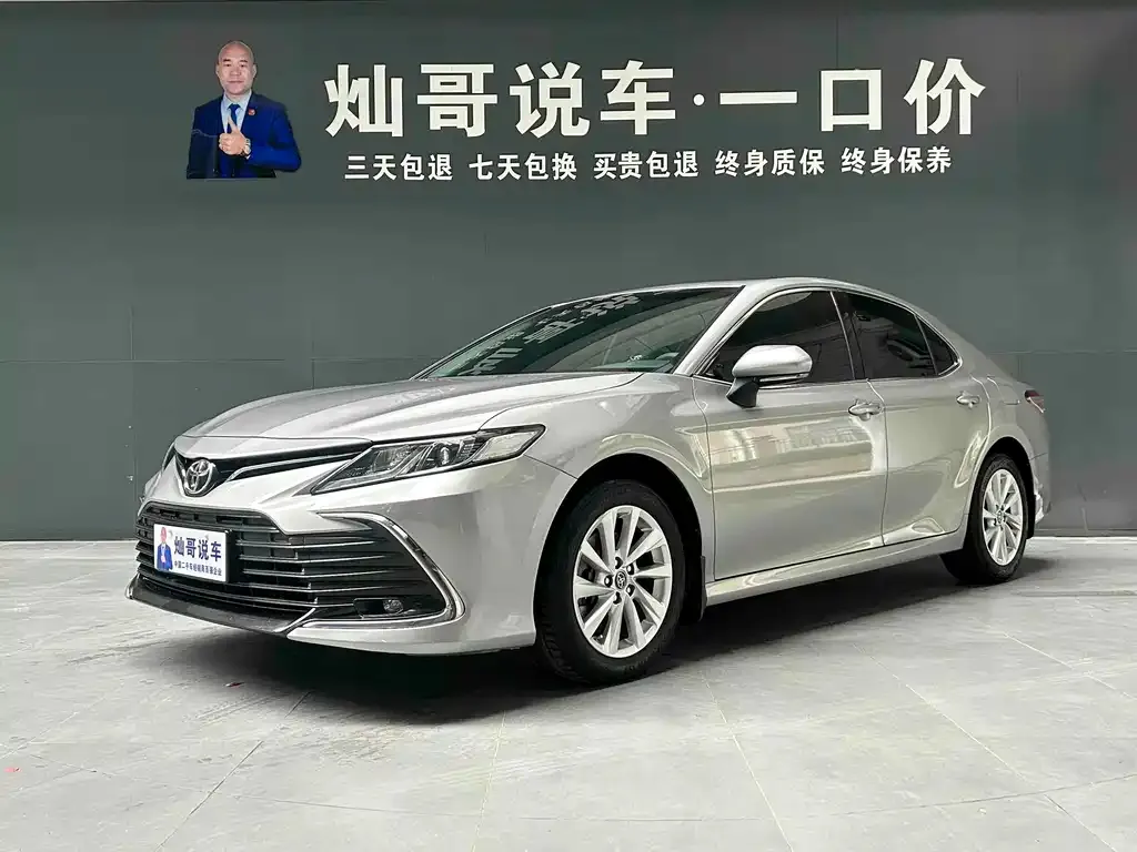 Toyota Camry — фото 1