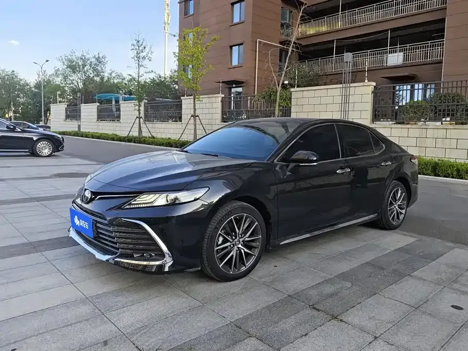 Toyota Camry — фото 1