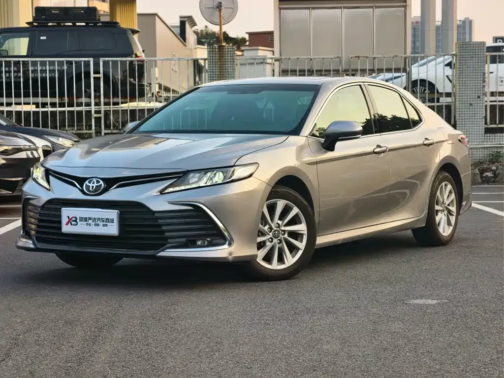 Toyota Camry — фото 1