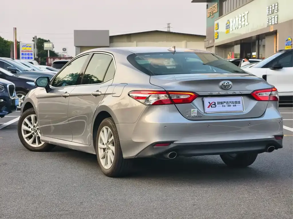 Toyota Camry — фото 6